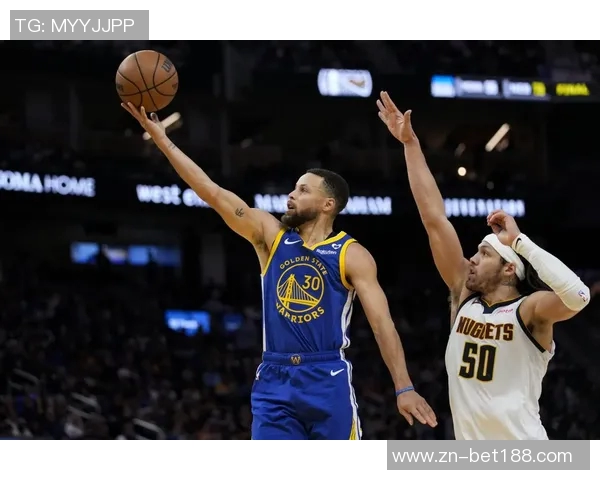 库里第二节神勇表现连中五记三分球展现超强实力引爆全场气氛