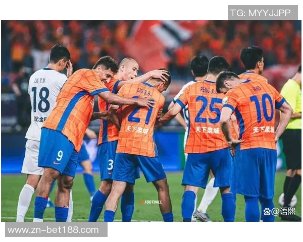 泰山队第72分钟进攻失误谢文能传中直接飞出底线引发球迷失望