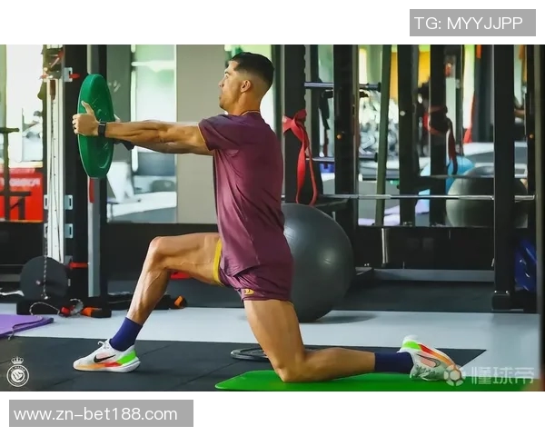 40岁C罗桑拿后肌肉如雕刻般完美展现健身成果